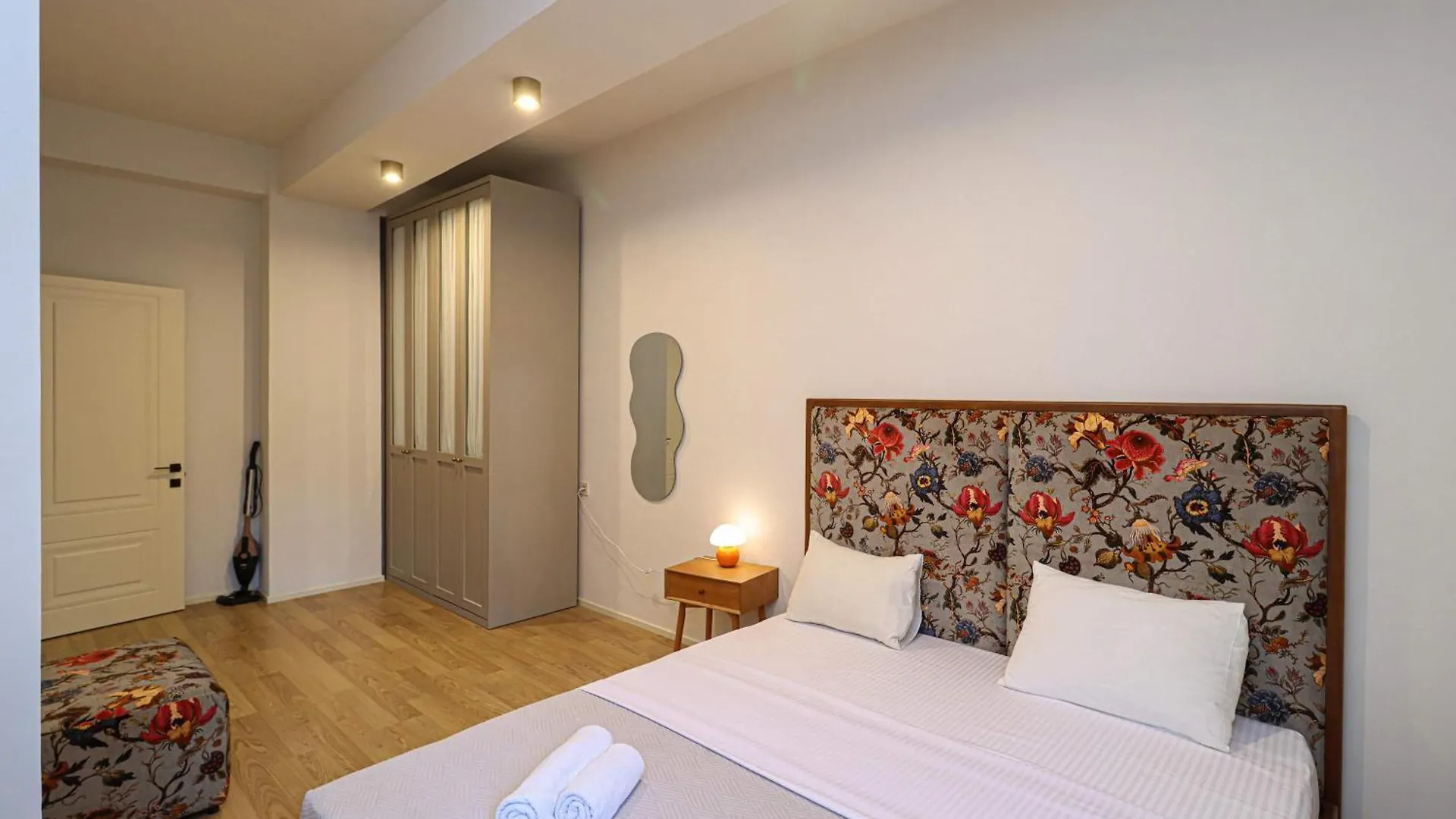 Modern Central Apt Near Stamba - By Wehost Tbiliszi Grúzia